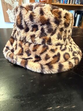 Super soft - Faux Fur Leopard Print Bucket Hat - Tan & Brown